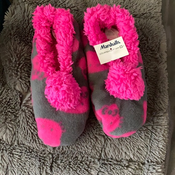 NWT Kids fuzzy polka dot Slippers with pom pom - Picture 2 of 6